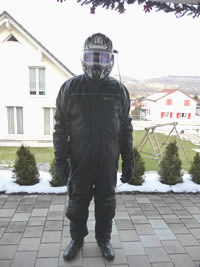 Anzug mit Helm